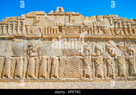 Die Ruine der Paläste von Persepolis archäologische Stätte rühmen erhalten Entlastung Dekore, wie die Fassade Mauer des Palastes von Xerxes (Hadish), Iran. Stockfoto