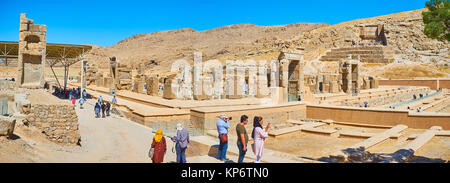 PERSEPOLIS, IRAN - Oktober 13, 2017: Panorama von Persepolis archäologische Stätte aus der Hügel mit Blick auf Hundert Spalten Hall und Rahmet Mount beh Stockfoto