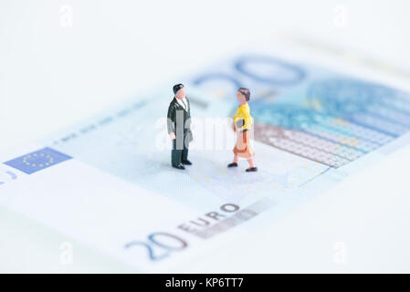 Miniatur Mann und Frau auf Euro-banknoten Stockfoto