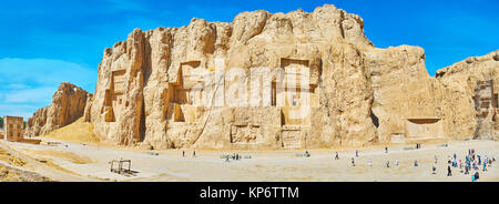 NAQSH-E RUSTAM, IRAN - Oktober 13, 2017: Panorama der Klippe mit geschnitzten Gräber der alten persischen Herrscher, bekannt als Nekropole Naqsh-e Rustam, auf Stockfoto