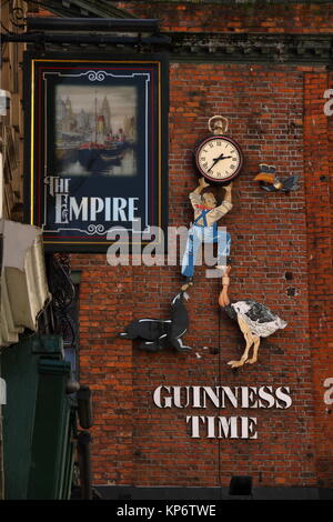 Das Imperium Pub mit Guinness Zeichen dahinter auf Bar O'Neills. In Liverpool City Centre, Liverpool, Großbritannien Stockfoto