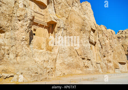 Die massive Rock mit geschnitzten Mausoleen in der Nekropole Naqsh-e Rustam, der Iran. Stockfoto