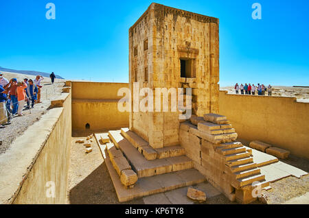 NAQSH-E RUSTAM, IRAN - Oktober 13, 2017: Das alte Gebäude der Ka'ba-ye Zartosht - Zoroaster Tower oder Kammer mit erhaltenen Teile der Treppe Stockfoto