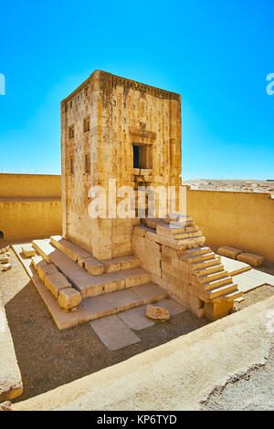 Der Kalkstein, rechteckiges Gebäude der Ka'ba-ye Zartosht in Nekropole Naqsh-e Rustam, der Iran. Stockfoto