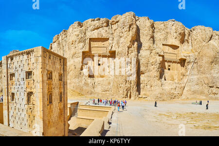 NAQSH-E RUSTAM, IRAN - Oktober 13, 2017: Die Mausoleen, in Hossein montieren und Ka'ba-ye Zartosht Turm im Vordergrund, die Nekropole Naqsh-e Rustam Schnitt Stockfoto