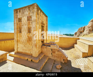 Ka'ba-ye Zartosht ist der alte Turm, gebaut von Kalkstein auf dem Gebiet der Nekropole Naqsh-e Rustam, der Iran. Stockfoto