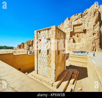 NAQSH-E RUSTAM, IRAN - Oktober 13, 2017: Entdecken Sie die Ka'ba-ye Zartosht Turm und alten Mausoleen in Fels in der Nekropole Naqsh-e Rustam, das am 13. Oktober i Stockfoto