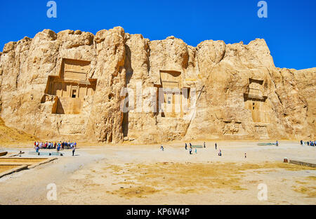 NAQSH-E RUSTAM, IRAN - Oktober 13, 2017: Panorama der Klippe mit geschnitzten Gräber der alten persischen Herrscher, bekannt als Nekropole Naqsh-e Rustam Stockfoto