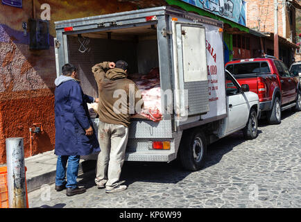 Van liefert Fleisch zu einem Speicher, Ajijic, Jalisco, Mexiko Stockfoto