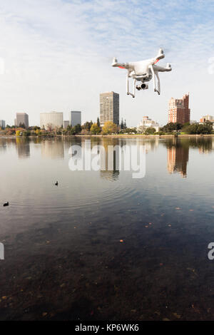 Eine Drone Quadcopter Hoovers über Lake Merritt Oakland Kalifornien Stockfoto