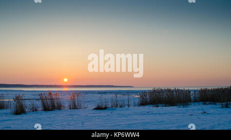 Winter-Sonnenuntergang am Meer. Den Golf von Finnland Stockfoto