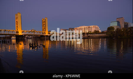 Tower Bridge Sacramento River Capital City Kalifornien Skyline der Innenstadt Stockfoto