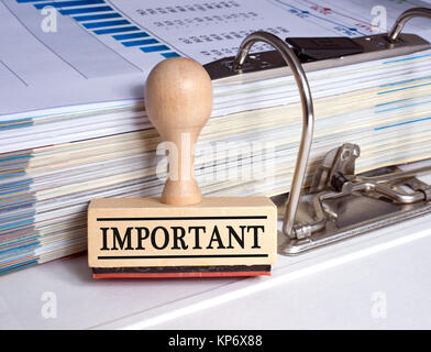 Wichtigen Stempel mit Bindemittel im Büro Stockfoto