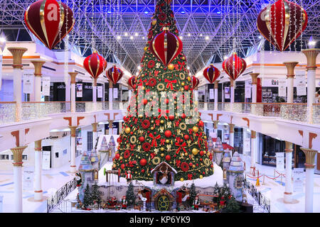 DUBAI, VAE - Dez 10: Weihnachtsbaum und Dekorationen an der Wafi Mall in Dubai, UAE, als am 10.Dezember 2017 gesehen. Der Komplex umfasst eine Mall, Hotel, Restaurants, Residenzen, und einen Nachtclub. Stockfoto