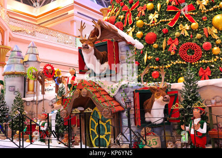 DUBAI, VAE - Dez 10: Weihnachtsbaum und Dekorationen an der Wafi Mall in Dubai, UAE, als am 10.Dezember 2017 gesehen. Der Komplex umfasst eine Mall, Hotel, Restaurants, Residenzen, und einen Nachtclub. Stockfoto