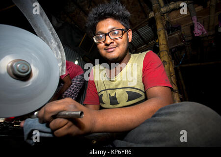 Eine Arbeit sind polieren Stahlkugel in einer Fabrik. Stockfoto