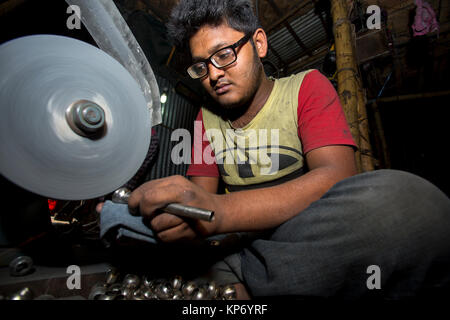 Eine Arbeit sind polieren Stahlkugel in einer Fabrik. Stockfoto