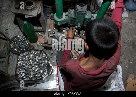 Ein Kind arbeiten Arbeiten stahl Kugel, die Fabrik. Stockfoto