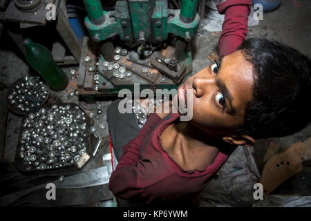 Ein Kind arbeiten Arbeiten stahl Kugel, die Fabrik. Stockfoto