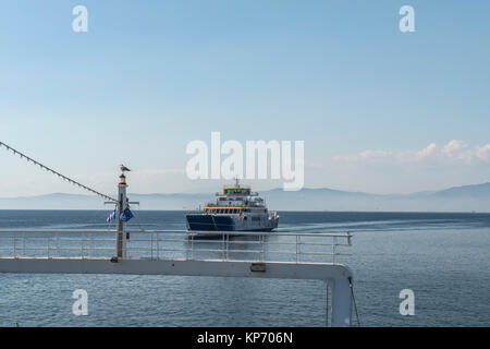 Fähre im Meer mit Passagieren an Bord, Rückansicht Stockfoto