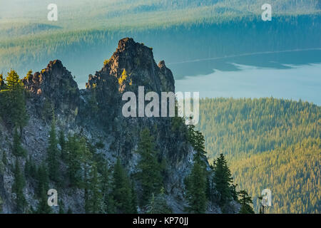 Vulkanische Aufschlüsse über Paulina Peak in Newberry National Volcanic Monument, Central Oregon, USA Stockfoto