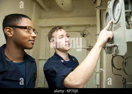 Schäden Controlman 2. Klasse Andrew Gebhart, Recht, ein Eingeborener von San Jose, Calif., lehrt Feuerwehrmann Perry Kennon, ein Eingeborener von Compton., Calif., sowohl für das Engineering- Abteilung zugewiesen an Bord der Amphibisches Schiff USS America (LHA 6), über Engineering Wartung für einen Flush-o-Meter. Amerika ist das Flaggschiff der Amerika amphibische Gruppe und bereit, mit der begonnen 15. MEU, ist in die USA 5 Flotte Bereich für Maßnahmen zur Erhöhung der Sicherheit im Seeverkehr im Einsatz Verbündeten und Partnern zu beruhigen und der Freiheit der Schiffahrt und des freien Handels in der Region erhalten. (U Stockfoto