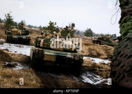 Eine Gruppe von M1A2 Abrams Panzer aus dem 5 Squadron, 4th Cavalry Regiment, 2. gepanzerte Brigade Combat Team, 1.Infanterie Division, in den Feuern Positionen während der Ausbildung in Adazi, Lettland Dez. 9, 2017. (U.S. Armee Stockfoto