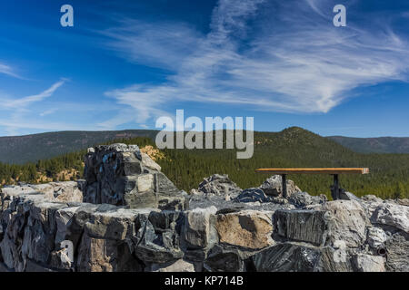 Felswand mit Obsidian Felsen an interpretive Plattform entlang der Grossen Obsidian Flow Trail in Newberry National Volcanic Monument, zentrale oreg Stockfoto