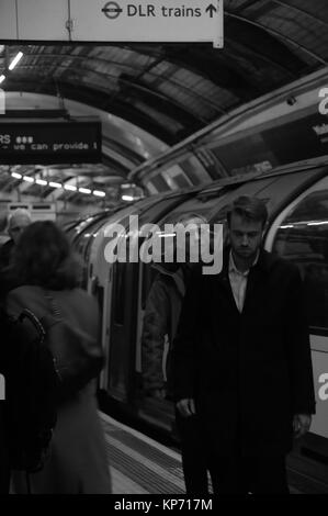 Schwarz-weiß Bilder von Fahrgästen, die sich in Bank U-Bahnstation, London, UK Stockfoto