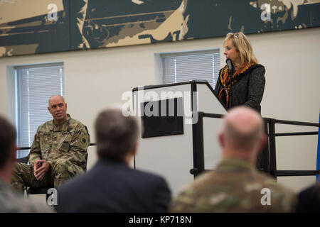 Oklahoma Gouverneur Mary Fallin spricht während der Adjutant General Ändern des Befehls Zeremonie an der Normannischen Armee finden in Norman, Okla. am Dezember 9, 2017. Während der Zeremonie, Generalmajor Michael Thompson das Kommando der Oklahoma National Guard von Interim Adjutant General, Brig. Gen. Louis Wilham. Thompson ist der erste Afroamerikaner, der als Adjutant General für die Oklahoma National Guard zu dienen. (U.S. Air National Guard Stockfoto