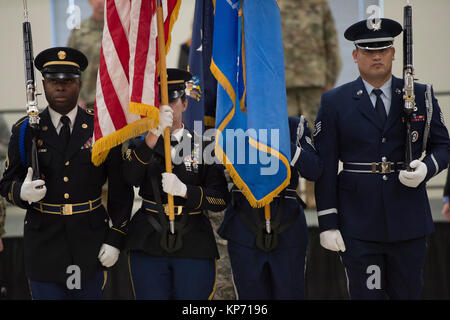 Color Guard Mitglieder der Oklahoma Army und Air National Guard die Farben entfernen Sie während der Adjutant General Ändern des Befehls Zeremonie an der Normannischen Armee finden in Norman, Okla., Dez. 9, 2017. Während der Zeremonie, Gouverneur Mary Fallin ernannt Generalmajor Michael Thompson, Adjutant General für Oklahoma, übernehmen das Kommando der Oklahoma National Guard von Brig. Gen. Louis Wilham, interim Adjutant General. (U.S. Air National Guard Stockfoto