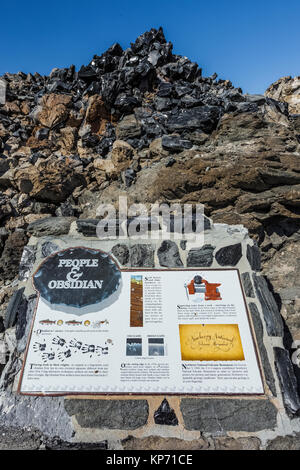 Entlang der Grossen Obsidian Flow Trail in Newberry National Volcanic Monument, Central Oregon, USA Stockfoto