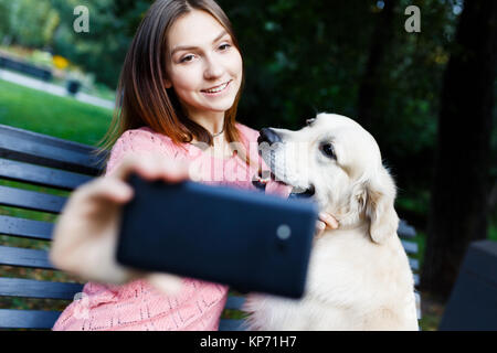 Bild der Brünette auf der Werkbank, selfie mit Retriever Stockfoto