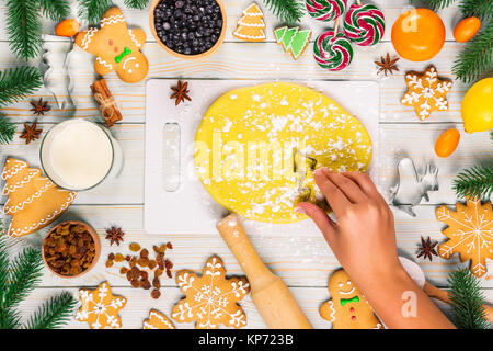 Kochen Weihnachten Lebkuchen cookies weibliche Hände mit den Zutaten, Teig, Süßigkeiten und Winter Gewürze verzieren für neues Jahr Feier auf weiss w Stockfoto