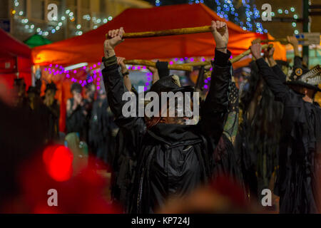 Grenze Morris Tänzerinnen in Totnes Weihnachtsmarkt, Dezember 2017. Totnes, Devon, Großbritannien. Stockfoto