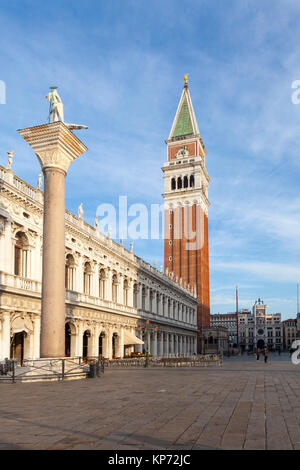 Das Campanile der Basilica San Marco und der Biblioteca Nazionale Marciano in Piazza San Marco bei Sonnenaufgang während der Goldenen Stunde, Venedig, Venetien, Italien Stockfoto