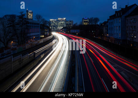 Leichte Wanderwege auf der Autobahn A40 mit dem Essener Skyline auf der Rückseite, Essen, Ruhrgebiet, Deutschland Stockfoto