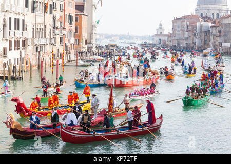 Der Karneval regatta auf dem Großen Kanal während der 2017 Karneval in Venedig, Italien mit Booten voll mit lokalen Venezianer in bunten Kostümen Stockfoto