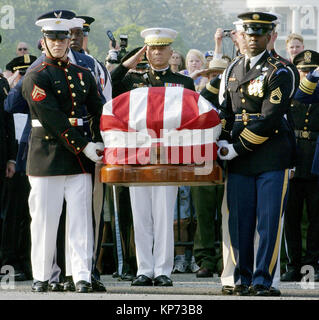 Die gemeinsamen Stabschefs (JCS) Gruß der 40. Präsident der Vereinigten Staaten Ronald Wilson Reagan, als seine Fahne drapierte Schatulle während seiner Beerdigung Prozession in Washington DC verschoben wird. Stockfoto