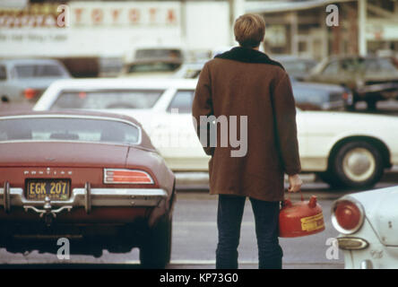 Einige Autofahrer lief aus Gas wie dieser Mann in Portland und hatte im Einklang mit einem Gas kann während der Ölkrise im Pazifischen Nordwesten Stand 12/1973 Stockfoto