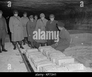 General Dwight D. Eisenhower, Supreme Allied Commander, durch General Omar Bradley, Links, CG, 12. Armee Fraktion; Generalmajor Manton Eddy, CG, XII Corps und Oberst H.A. Burnstern, Washington, DC, begleitet, Touren Deutsche Salzminen in der gestohlenen Schatz verborgen war. 04/12/1945 Stockfoto
