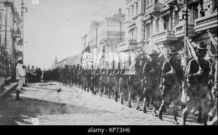 Die amerikanischen Truppen in Wladiwostok paradieren vor dem Gebäude belegt durch die Mitarbeiter der Czecho-Slovaks. Japanische marines stehen an Aufmerksamkeit, da sie im März durch. Sibirien, August 1918. Stockfoto