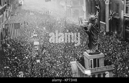 Die Bekanntgabe des Waffenstillstands am 11. November 1918, wurde die Gelegenheit für ein Monster Feier in Philadelphia, Pennsylvania. Tausende massierten auf allen Seiten der Nachbildung der Freiheitsstatue auf der Broad Street, und unaufhörlich jubelten Stockfoto