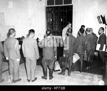 8 19 45 Major General Charles Willoughby, Intelligence Officer auf Personal von General MacArthur, mit Mitgliedern der 16-Mann japanischen Kapitulation Anordnung Delegation gezeigt. Stockfoto