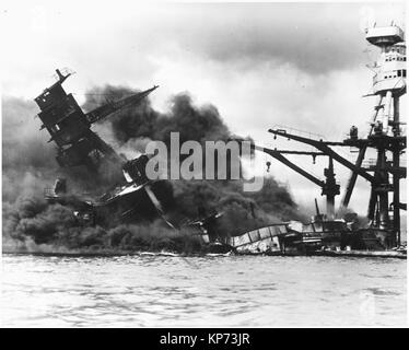 Naval Foto dokumentation der japanische Angriff auf Pearl Harbor, Hawaii, Beteiligung der USA im Zweiten Weltkrieg. Die marine Bildunterschrift: Das Schlachtschiff USS Arizona Untergang nach geschlagen werden von japanischen Luftangriff auf Dez. 7,1941., 12/07/1941 Stockfoto