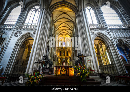 Der Altar und Querschiff der gotischen Kathedrale von Bayeux, Normandie Frankreich mit Gewölben, Blumen und ambulante Stockfoto