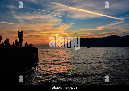 Ein paar Tanz in Silhouette am Pier von Vernazza, Cinque Terre Italien vor einem wunderschönen Sonnenuntergang und Boote im Meer Stockfoto