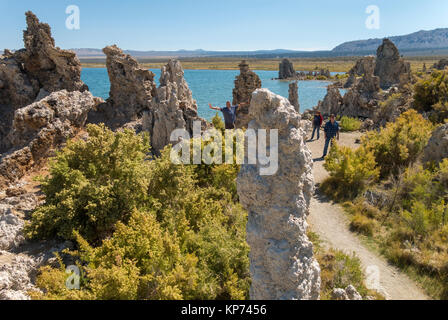 Mono Lake Kalifornien Touristen zu Fuß unter der Tufa Felsformationen, das Aufnehmen von Fotos. Mono Lake South Tufa Area. Stockfoto