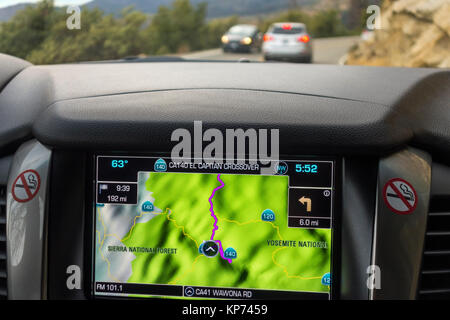 Navi, Navi, gps, Navigationssysteme im Dashboard in der amerikanischen SUV Chevy Tahoe 2018 integriert. Fahrt durch den Yosemite National Park. Stockfoto