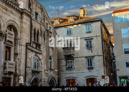 People's Square in der alten Stadt Split Kroatien mit cindro Palast auf der linken Seite, wenn die Sonne beginnt im frühen Herbst einstellen Stockfoto